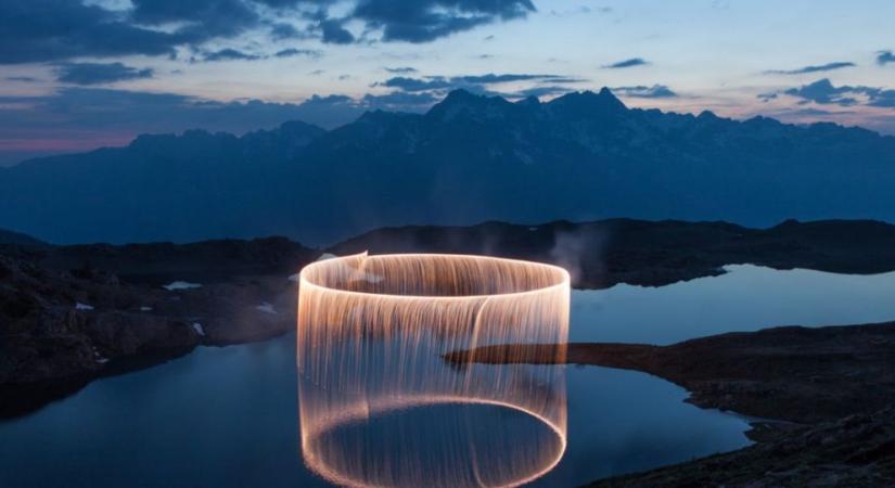Kör alakú, tüzes portálok lepték el az éjjeli eget, egy francia fotós műve az egész