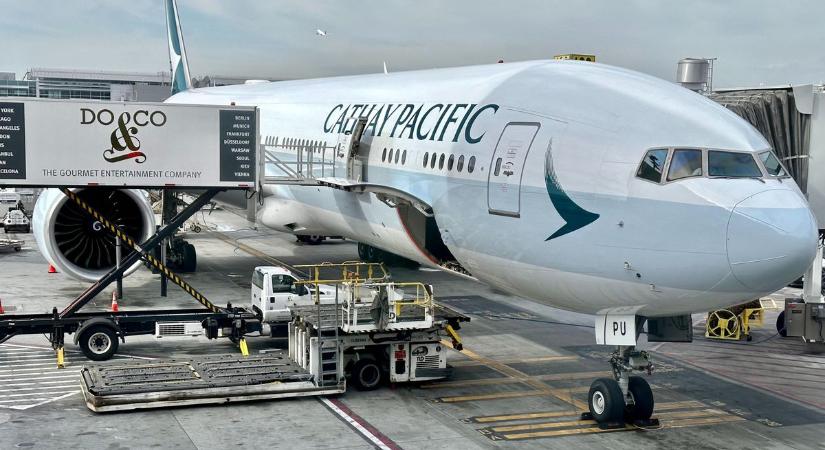 Kirúgták a Cathay Pacific légiutaskísérőit, mert gúnyolódtak az utasokon