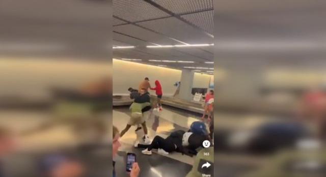 Ütötték-verték, tépték egymást az utasok a chicagói reptéren – látványos videón a tömegverekedés