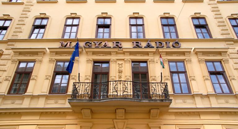 Tüntetők törték be a Magyar Rádió kapuját