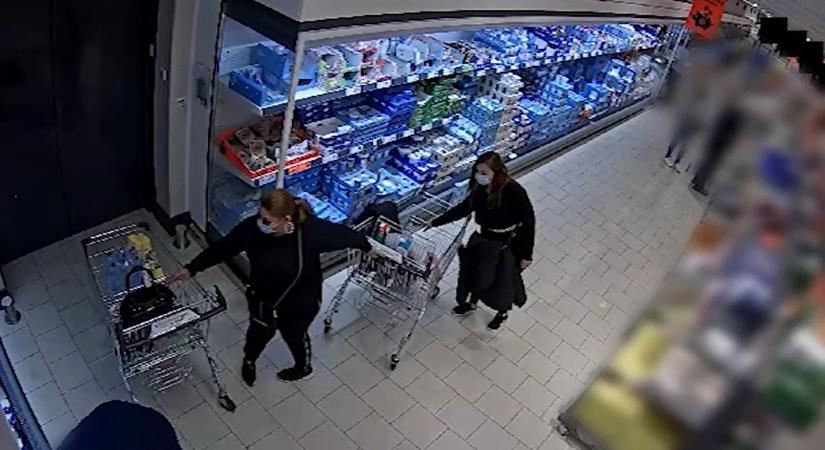 Egy pillanatra hátat fordított a vevő, két nő ellopta a pénztárcáját a bevásárlókocsijából – videó