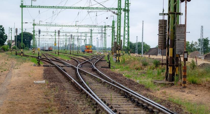 Így folytatódik a Debrecen és Balmazújváros közötti elővárosi vasútvonal építése