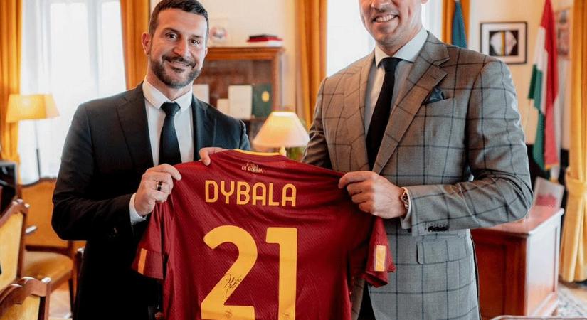 El: a Roma képviselői egy héttel a döntő előtt Budapestre látogattak, és az ajándék sem maradt el