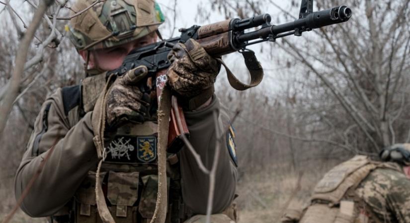 „Az AK47-re épülő sörétes orosz fegyverekkel képesek akár a falat is átlőni” – szakértő az orosz-ukrán háborúban használt fegyverekről