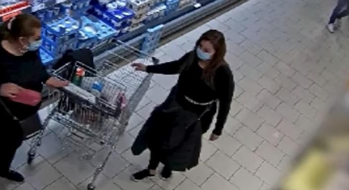 Fiatal lányok loptak pénztárcát egy budapesti üzletben – videón a pofátlan cselekedet