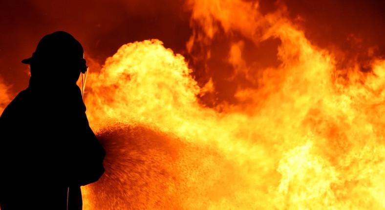 Tűzhányóként lángol a szeméttenger Cegléden – fotók