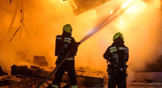 Lángol a ceglédi hulladéklerakó, óriási erőkkel vonultak ki öt város tűzoltói