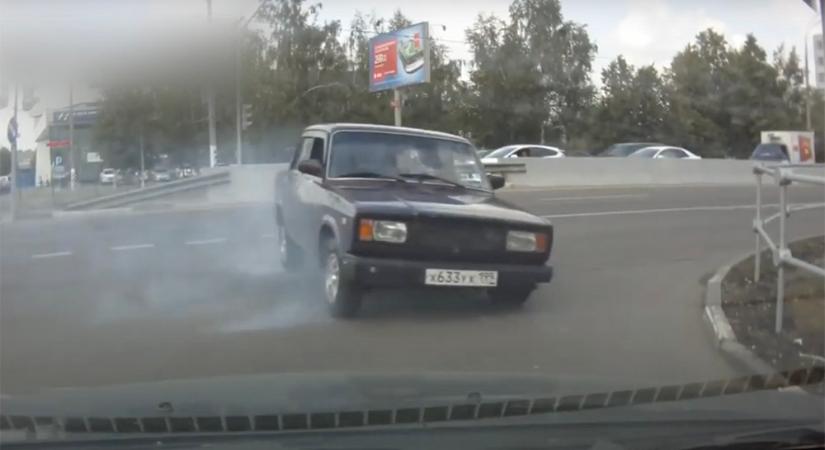 VIDEÓ: Orosz valóság – Lovaskocsi, Lada… és egészen elképesztő balesetek. Ide nem szeretnénk eljutni