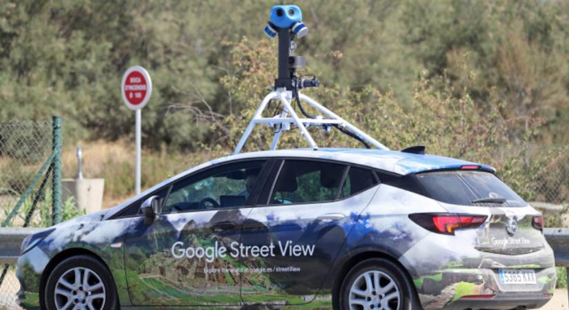 Épp lomtalanítás volt, amikor vasvillával támadtak a Google Street View autójára