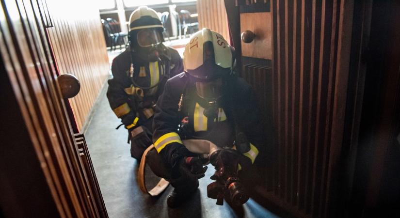 Vészhelyzethez riasztották a tűzoltókat egy nádudvari üzembe