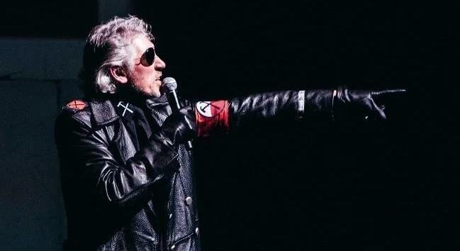 Roger Waters SS ruhás parádéja Berlinben