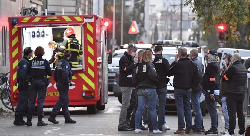 Vadászpuskával lőttek rá egy papra Lyonban, életveszélyesen megsérült