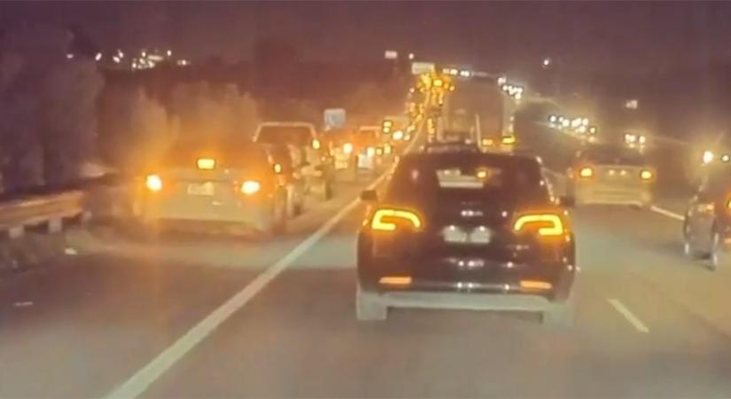 Mindenki beállt a sor végére a lehajtónál, ha látták volna ezt a videót, idegrohamot kapnak