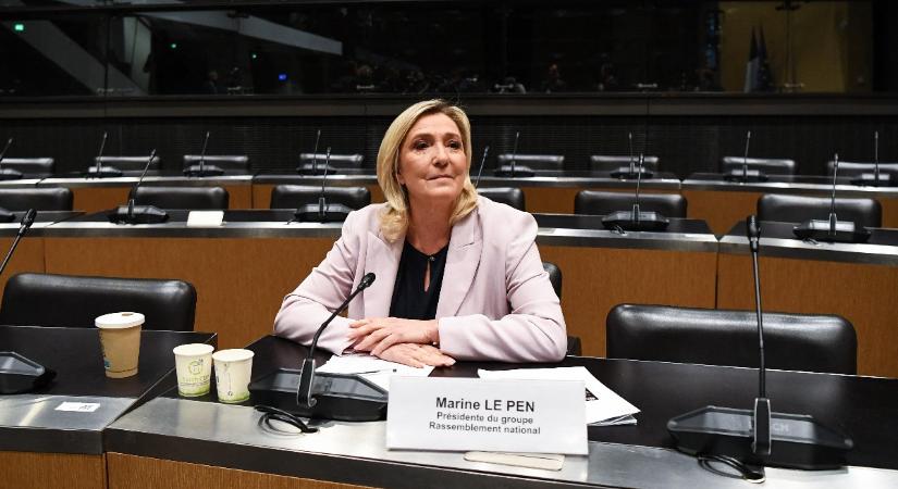 Összeputyinoznák Marine Le Pent, a politikus tagadja, hogy befolyásolták volna