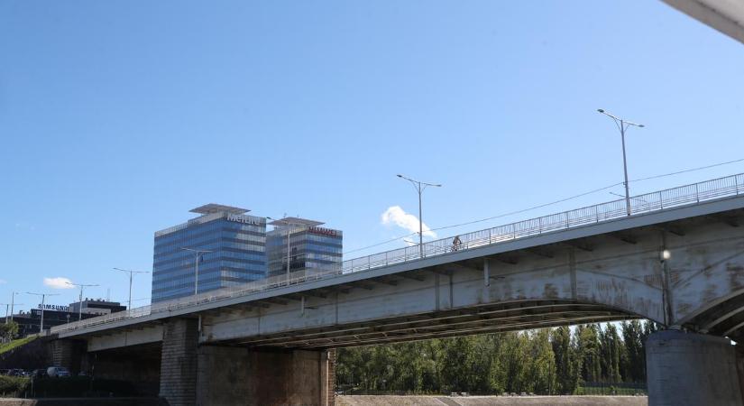 Baleset történt az Árpád hídon: egy autó lángokban áll – fotó a helyszínről
