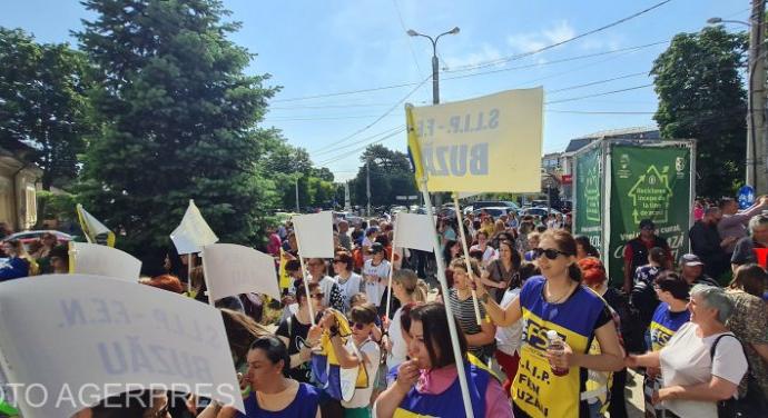 Tüntetnek a tanárok, választ adnak a kormány szerda esti ajánlatára