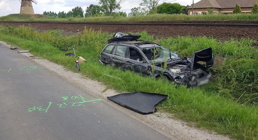 Kirepült a járműből a Kengyelnél árokba csapódó autó felelőtlen sofőrje