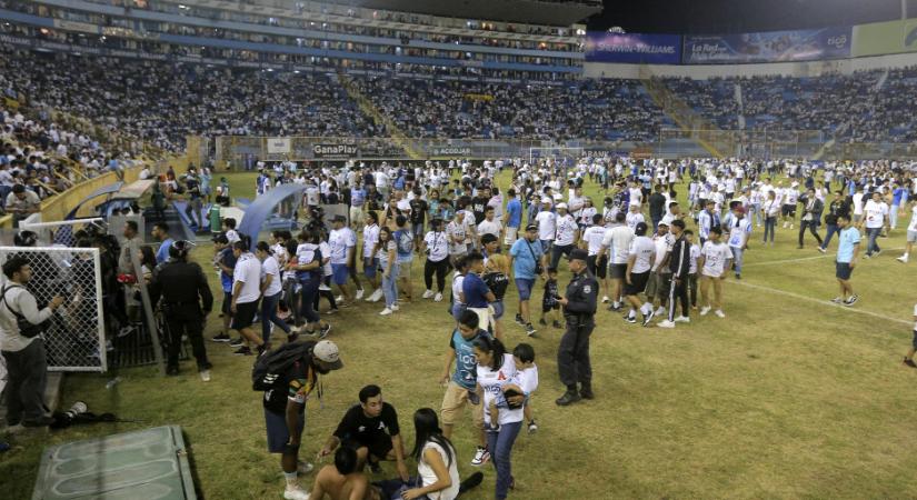 A 12 halálos áldozatot hozó stadionkatasztrófa miatt véget vetettek a salvadori focibajnokságnak