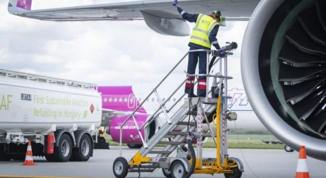 Fenntartható repülőgép-üzemanyagot tesztel a MOL és a Wizz Air a budapesti repülőtéren