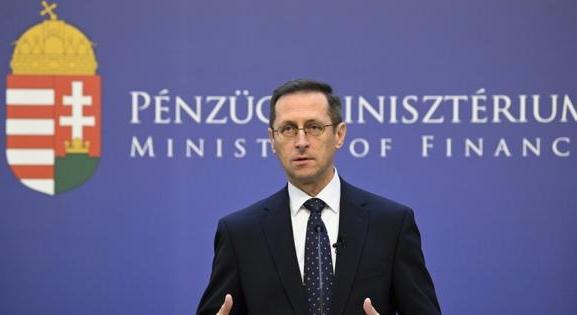 Tele van kockázatokkal és megszorítással a 2024-es költségvetés? - percről percre a Kormányinfóról