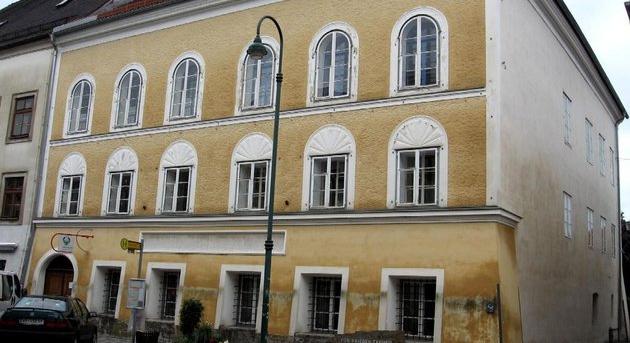Rendőrök lepték el Adolf Hitler szülőházát