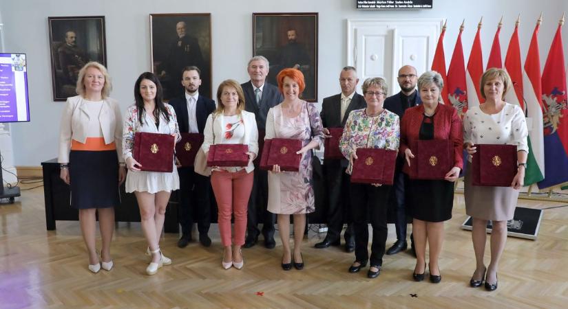 Elismerték a vármegye kiemelkedő munkásságú pedagógusait