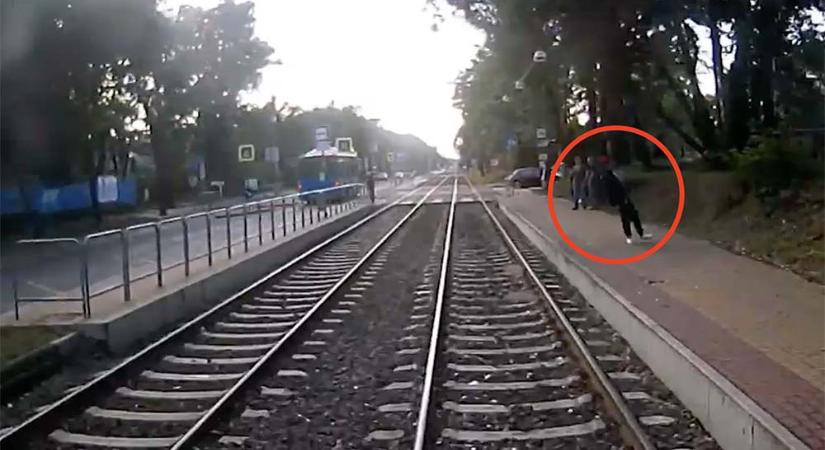 Sokkoló videó: egy ember a villamos alá esik a Maglódi úton – és túléli