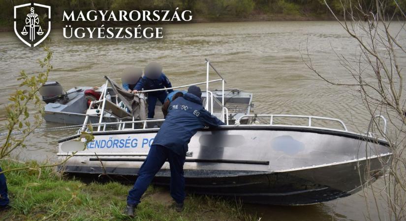 Nem úszta meg a rendőr, aki kollégájával együtt borult hajóstól az áprilisi Tiszába