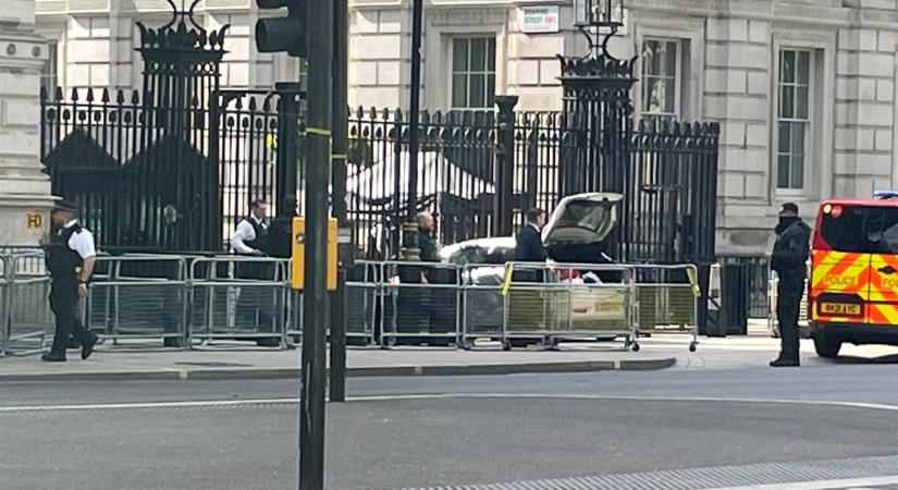 Nekicsapódott egy autó a brit miniszterelnöki rezidencia kerítésének