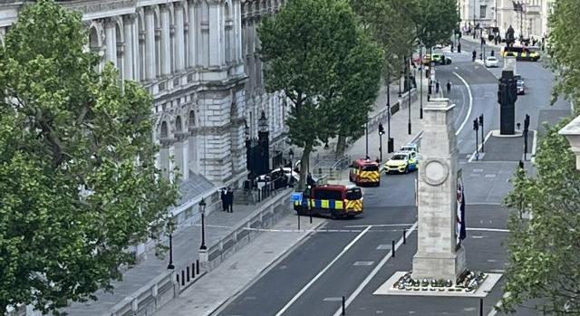 Autóval rongyolt bele egy férfi a Downing Street kerítésébe