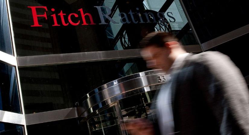 A Fitch már az amerikai tripla A hitelbesorolás rontását fontolgatja