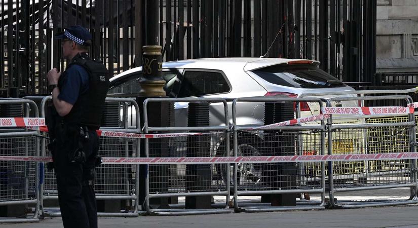 Nekihajtott egy autó a brit miniszterelnöki rezidencia kerítésének
