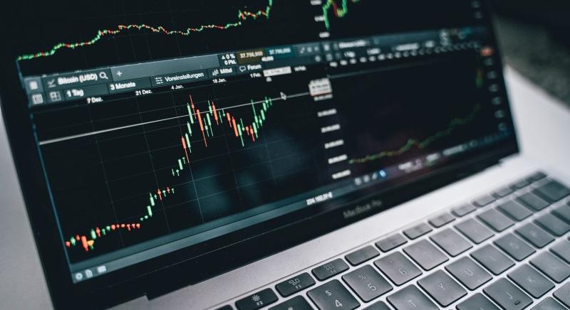 Hogyan támogatják a kriptoderivatívák a kereskedési stratégiákat