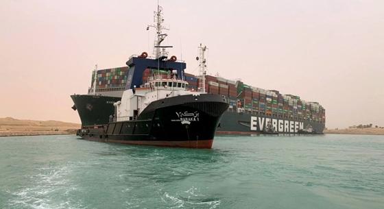 Elakadt egy konténerhajó a Szuezi-csatornában