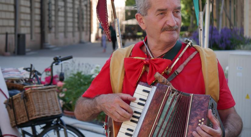 Interaktív koncertre várják a debrecenieket a Dósa Nádor téri Papírkenuhoz