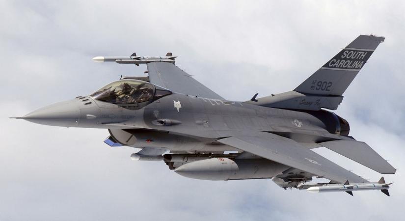 Amerikai vezérkari főnök: Az ukránok majd tíz, az oroszok ezer darab F-16 kategóriájú vadászrepülővel rendelkeznek