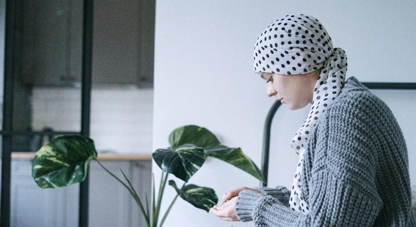 „Előbb gondolják, hogy muszlim vagyok, mint rákos, és ez nekem jó” – Dia küzdelme a hajveszteséggel