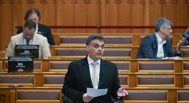 Miniszterhelyettes: A magyar embereket támadta meg az Európai Parlament