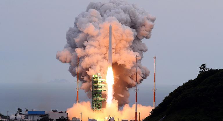 Dél-Korea saját fejlesztésű hordozórakétával indított egy kereskedelmi műholdat az űrbe
