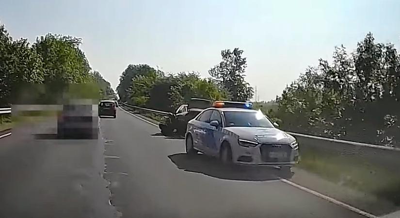 Durrdefektet kapott egy sofőr a 4-esen, hajdúszoboszlói rendőr állt meg segíteni – videóval