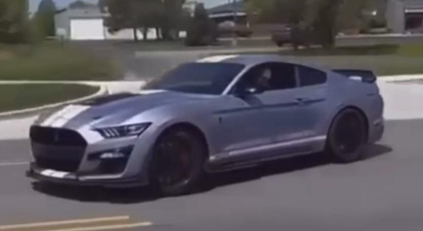 Meg akarta mutatni a vadiúj Mustanggal, milyen jól vezet, már az első kanyar kifogott rajta - videó