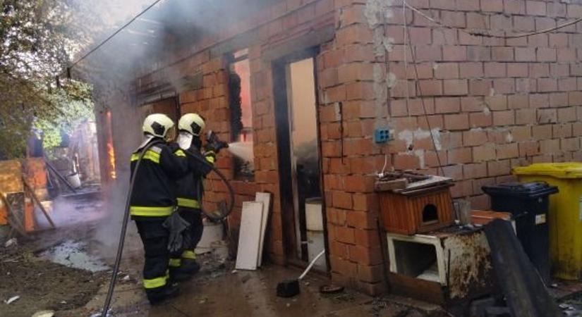 Lángolt egy melléképület Pitvaroson, tótkomlósi és kovácsházi tűzoltók oltották el a tüzet