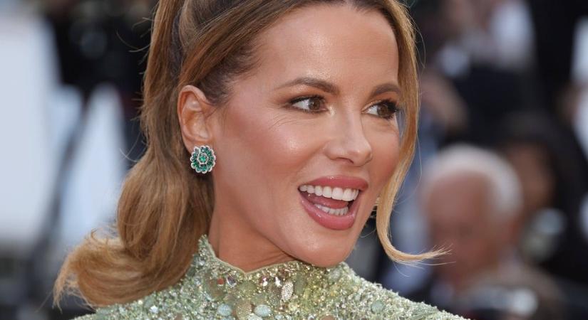 Alig takarja valami Kate Beckinsale felsőtestét, hatalmas botrányt okozott a színésznő a vörös szőnyegen