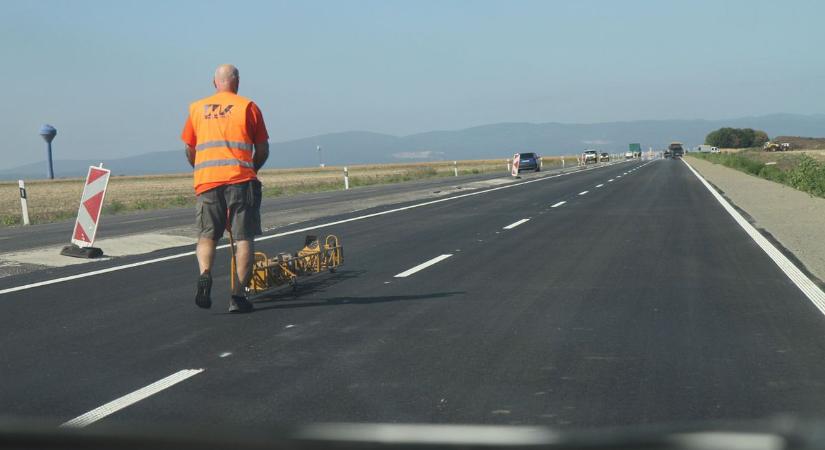 Burkolatjavítási munkák miatt forgalomkorlátozás lesz az M5-ös autópályán