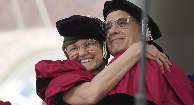 Karikó Katalin Tom Hanksszel ölelkezik: dísztoktori címeket kaptak a Harvardon - fotókon a boldog pillanatok