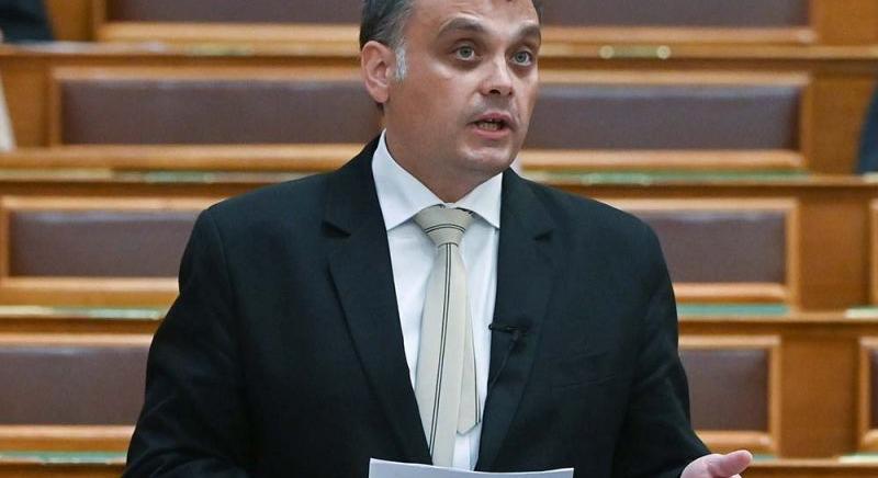 "A magyar embereket támadta meg az Európai Parlament" a fideszes miniszterhelyettes szerint