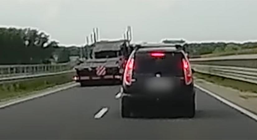 Hajmeresztő jelenetek Győrnél: életveszélyesen előzött egy sofőr, de az se volt semmi, hogy mit - videó