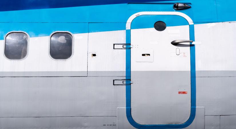 Káosz egy dél-koreai repülőgépen – egy utas kinyitotta az ajtót repülés közben