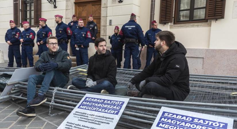 Fekete-Győr Andrást felmentették, párttársa azonban felfüggesztett börtönt kapott, amiért megdobálta a rendőröket