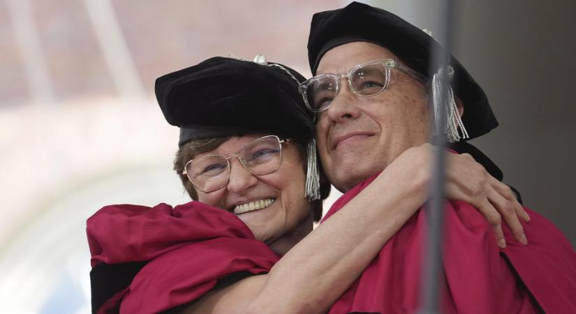 Boldogan ölelkezett Karikó Katalin és Tom Hanks - mindketten a Harvard díszdoktorai lettek